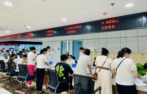 万通资本 “中易办”精准施策，高效破解公积金办理高峰难题！